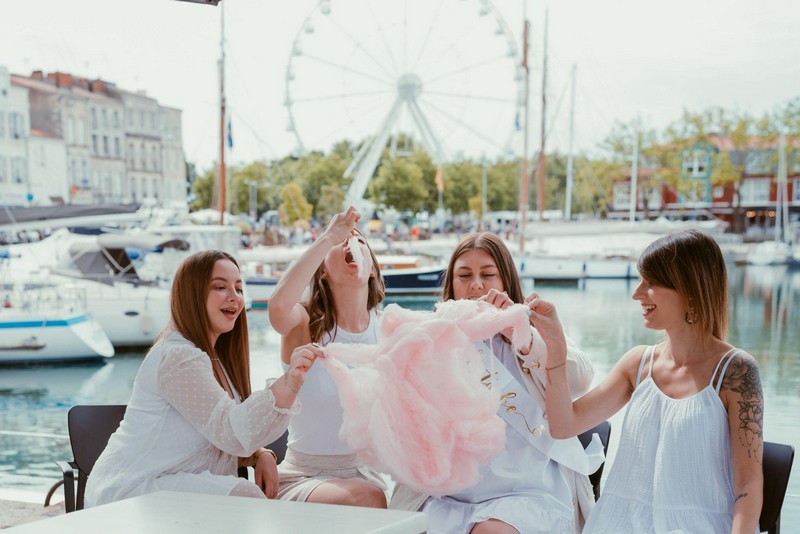 4 filles qui mangent une barbe à papa à la Rochelle