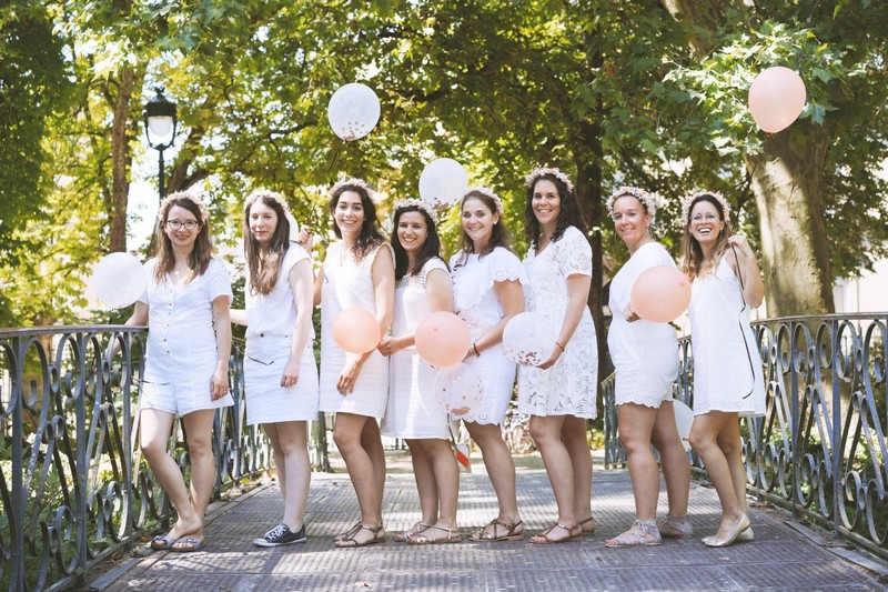 huit filles qui posent sur un pont à Annecy