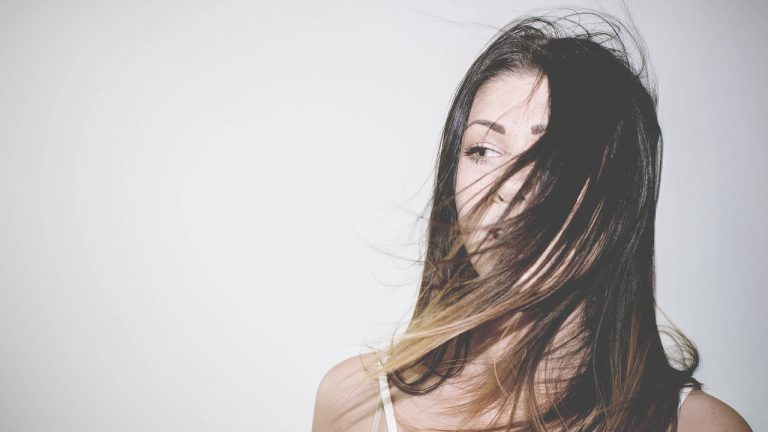 Décollement de racines : la solution miracle pour cheveux plats
