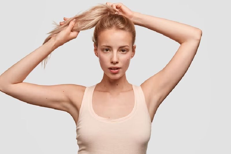 Une femme avec des aisselles propres sans poils 