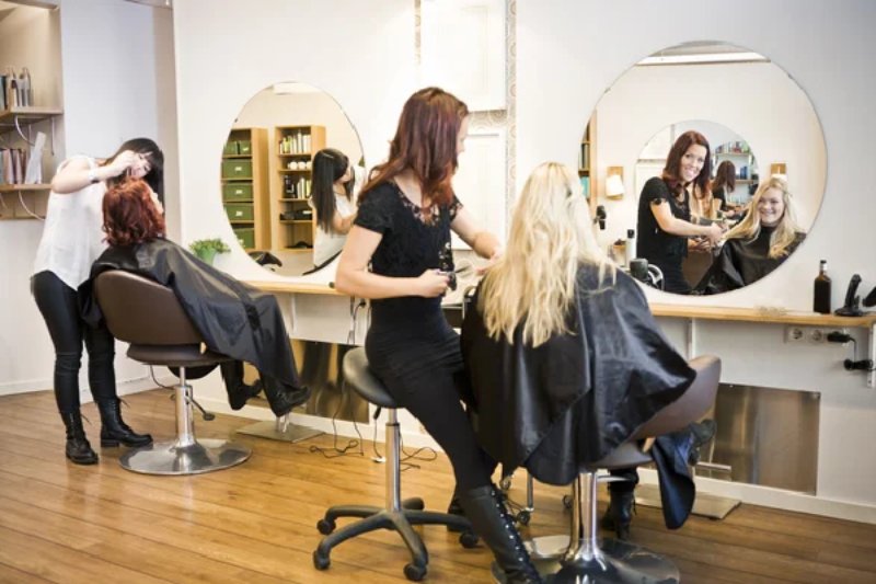 Coloration de cheveux dans un salon de coiffure 