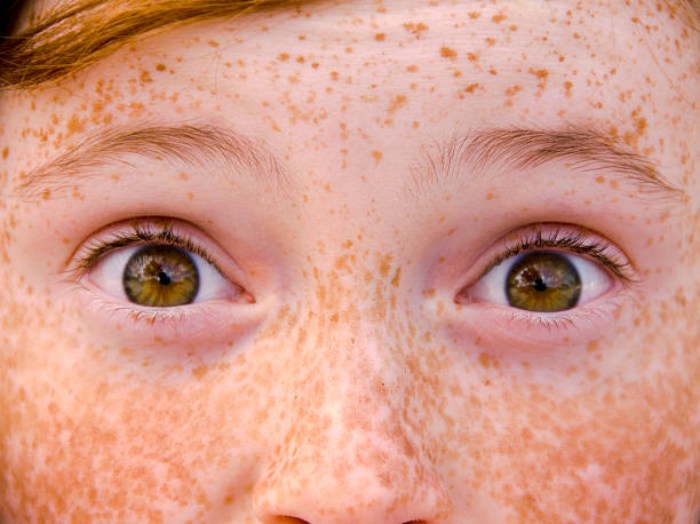 Femme avec sourcil roux