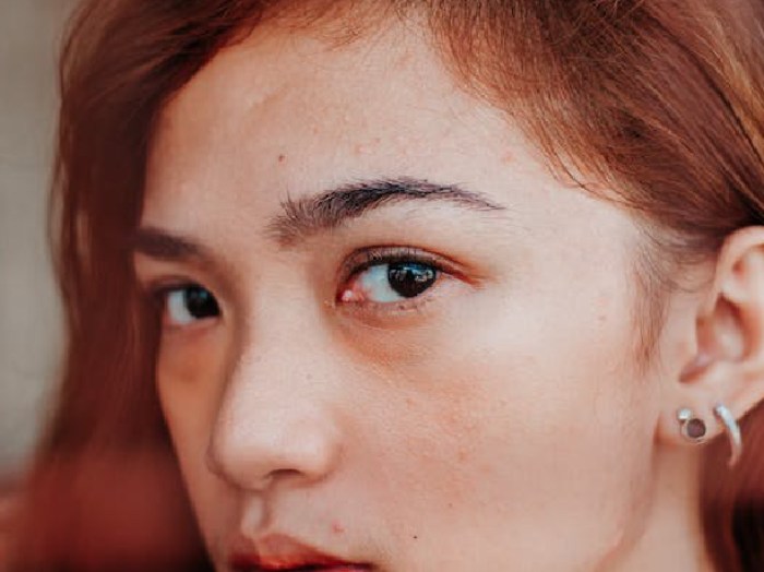 Une femme aux sourcils noirs