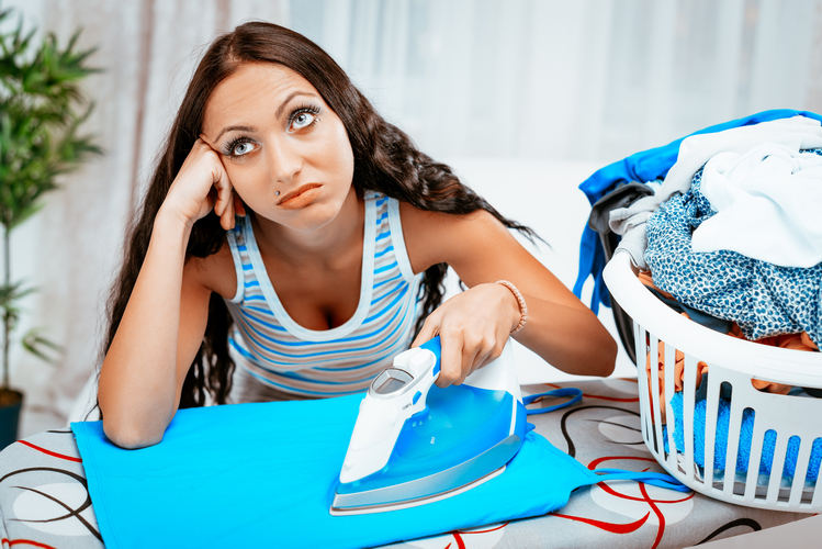 femme qui fait son repassage