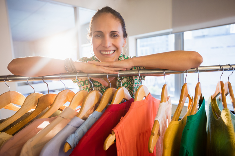 vendeuse dans le prêt-à-porter