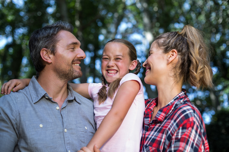 parents avec leur fille