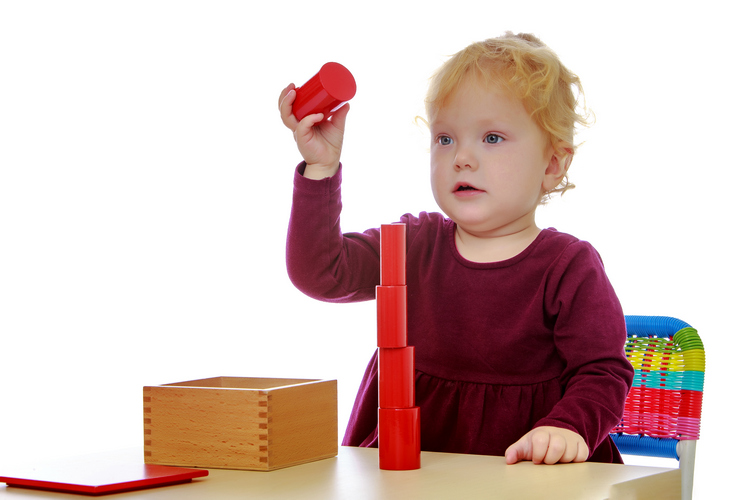 Petite fille d'1 an qui joue avec des jouets Montessori