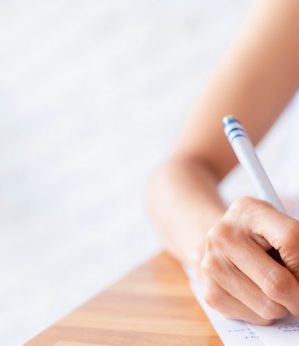 femme qui écrit une lettre de témoignage