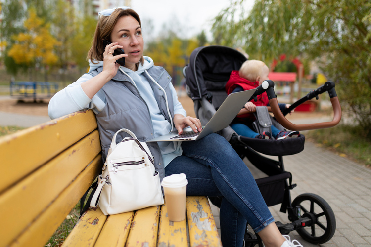 femme sur un banc qui se sépare