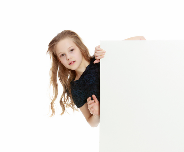 petit garçon aux cheveux longs et ondulés