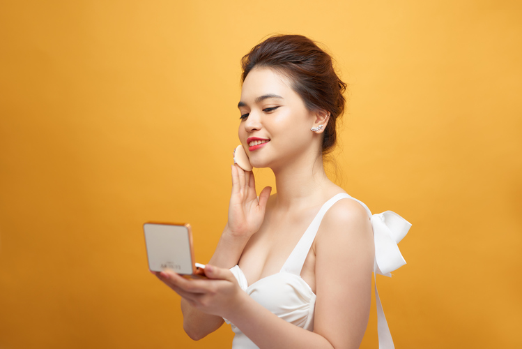 femme qui se met du fond de teint