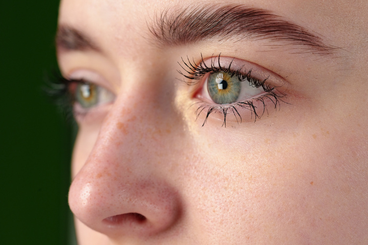 femme qui a fait un réhaussement de cils