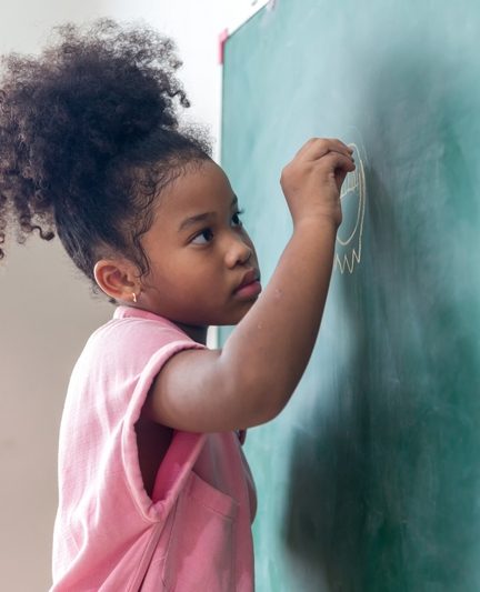 petite fille qui écrit