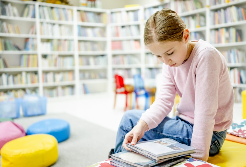 fille qui lit dans une bibliothèque