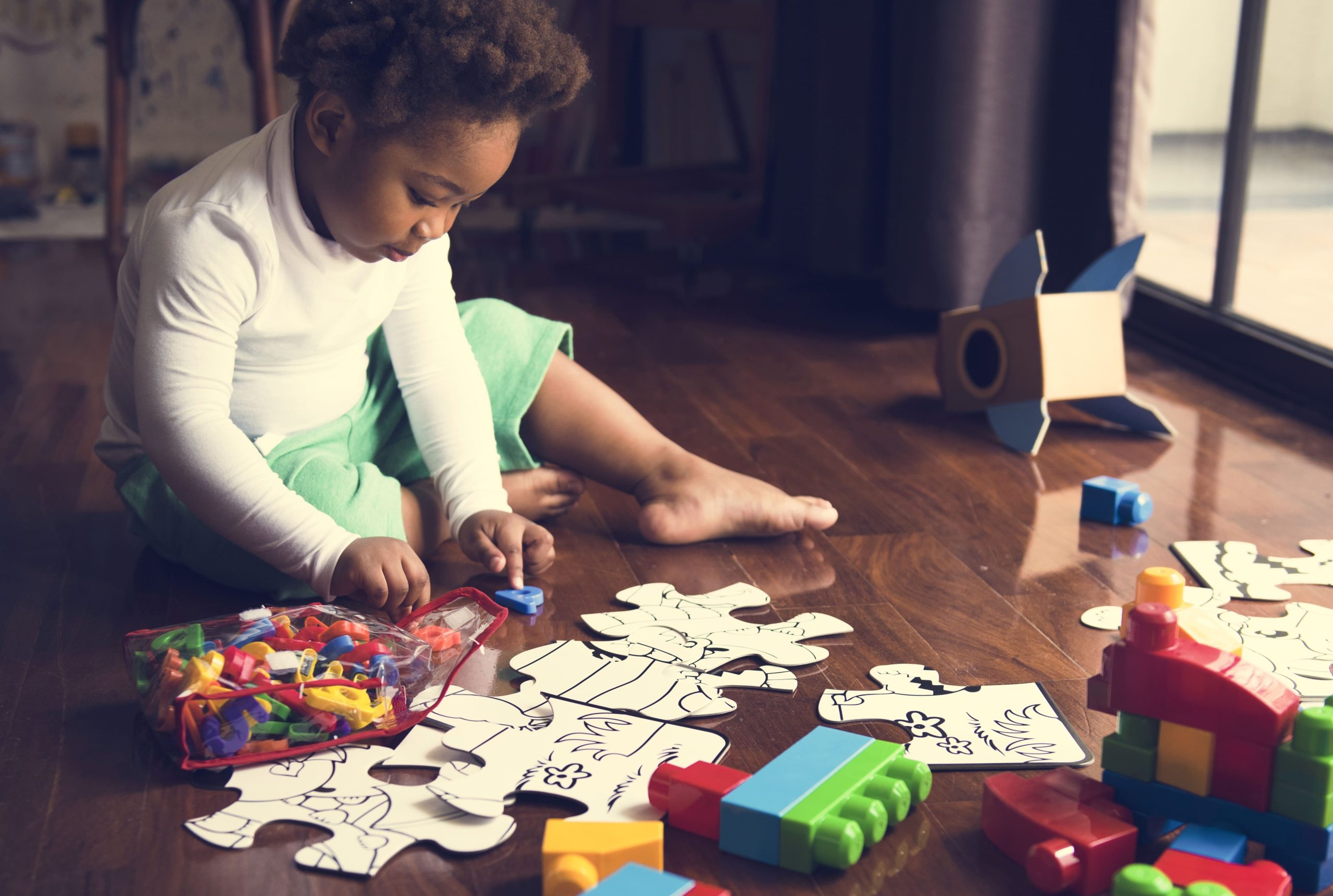 enfant qui fait un puzzle
