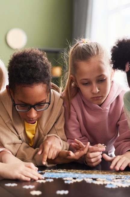 enfants qui font des puzzles