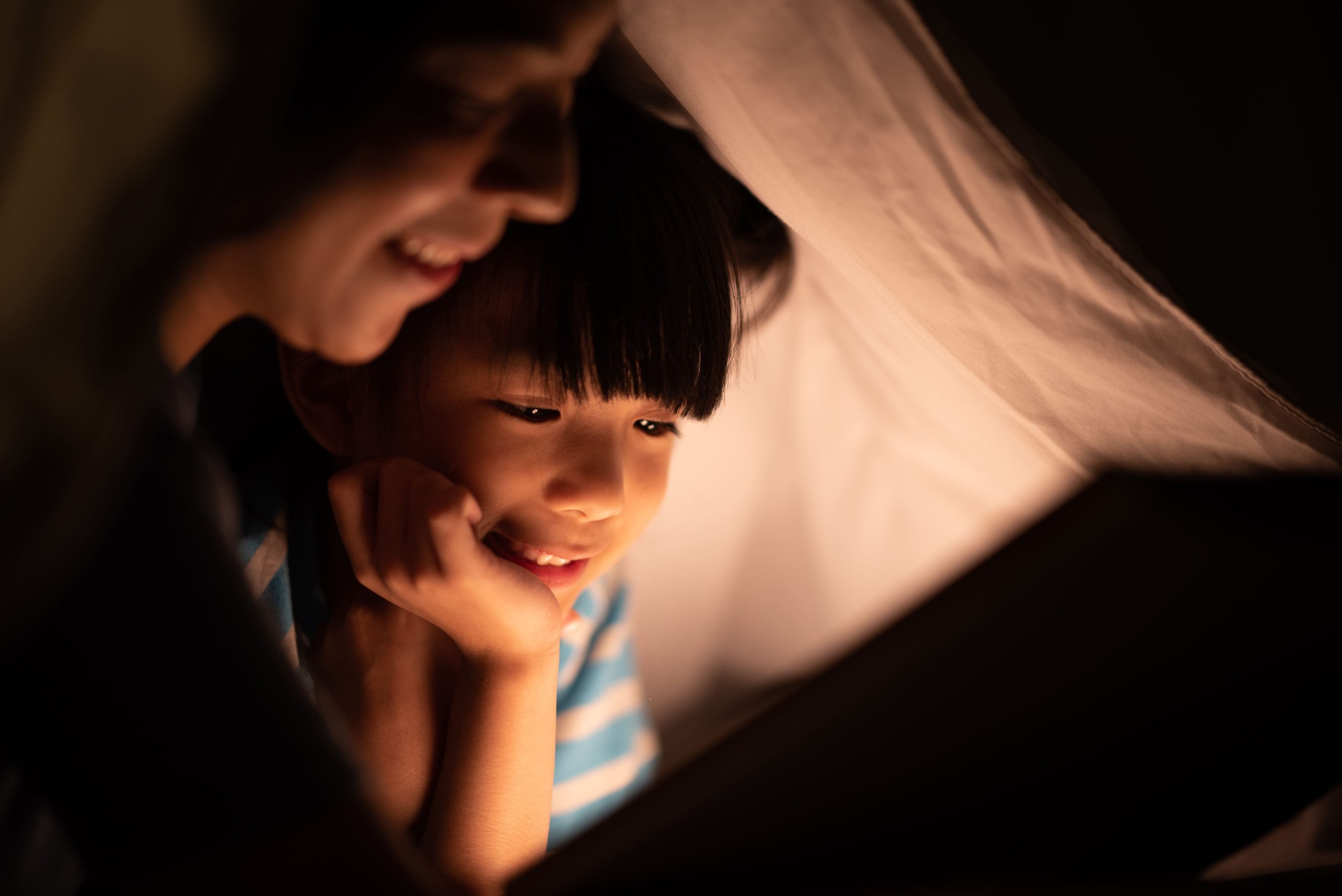 enfants avec une veilleuse