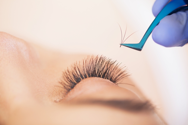 extensions de cils collées