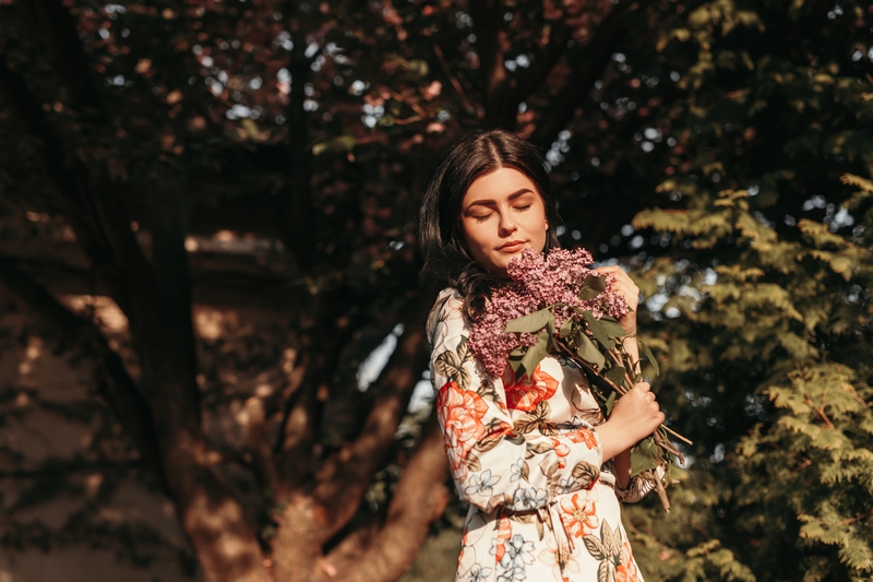 femme qui tient un bouquet de fleurs