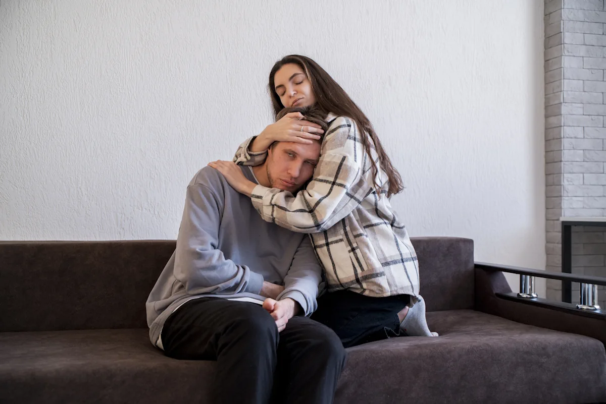 Une femme qui sert un homme dans ses bras