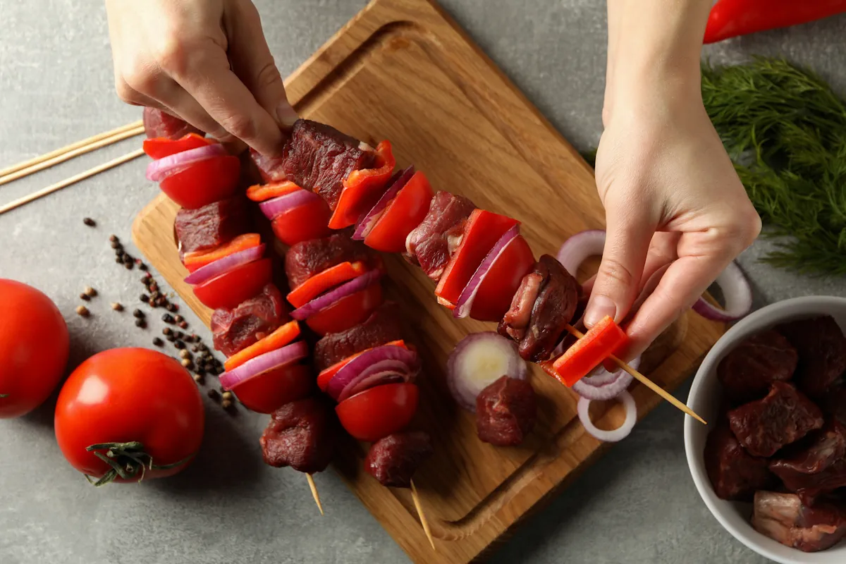 Une personne qui prépare des brochettes