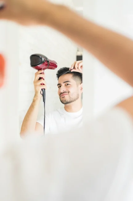 Un homme qui se coiffe pour son bal de promo