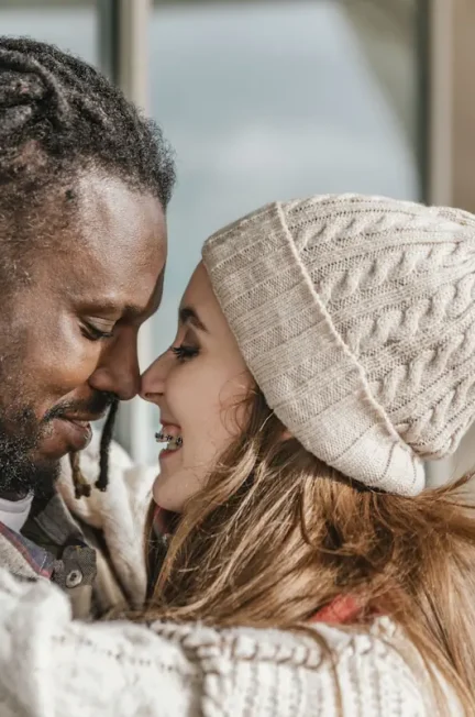 Un couple amoureux et souriant