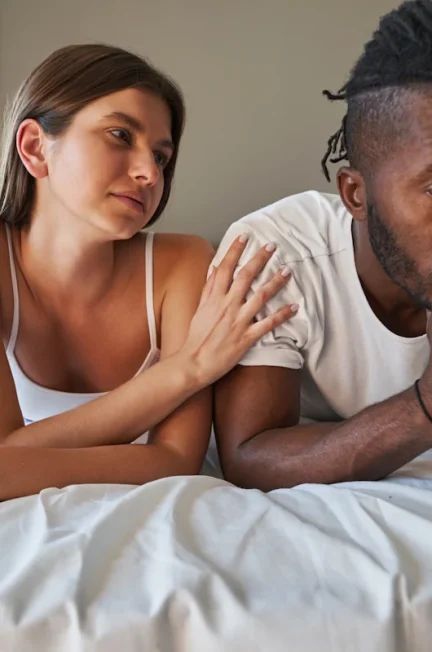 Un couple dans un lit