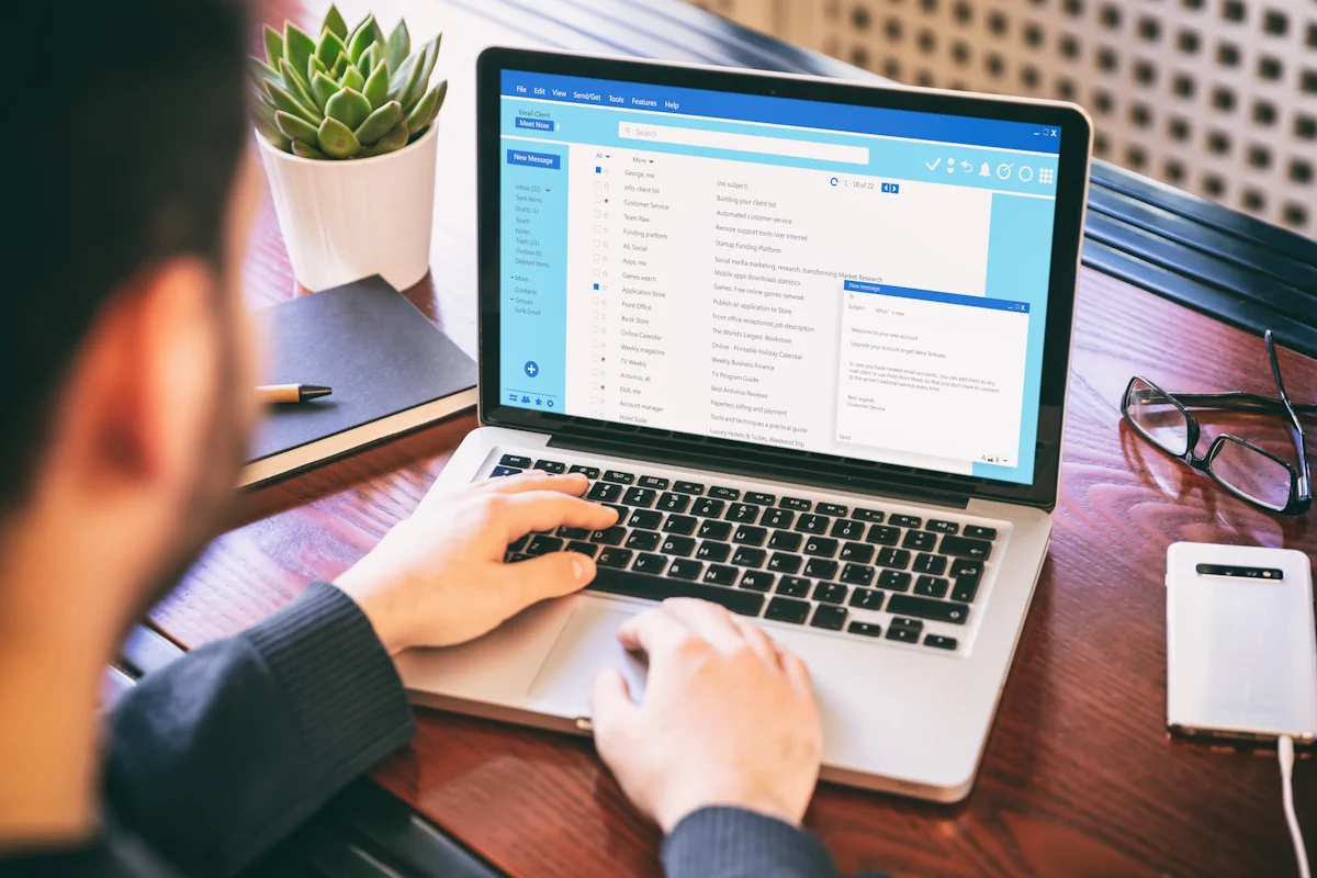 Un homme qui écrit un email