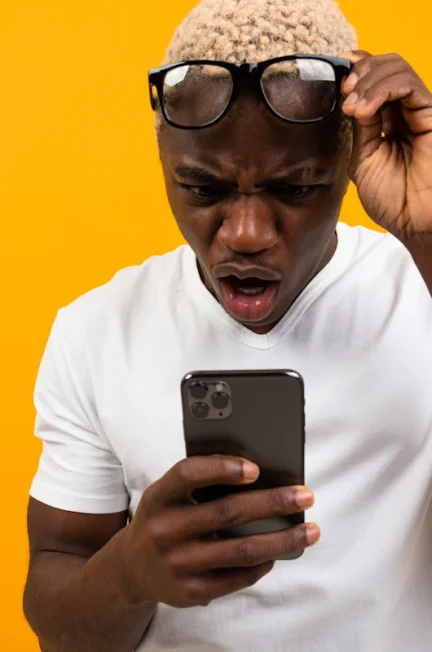 Un homme qui essaie de gérer un conflit au téléphone