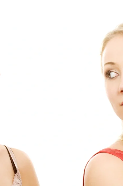 Deux femmes qui se regardent étrangement