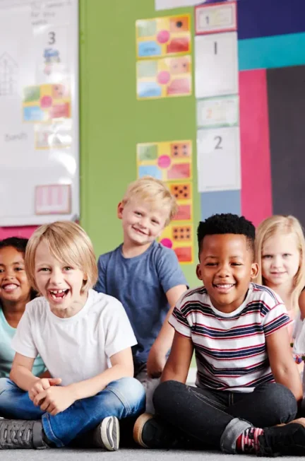 Un homme avec une classe de maternelle
