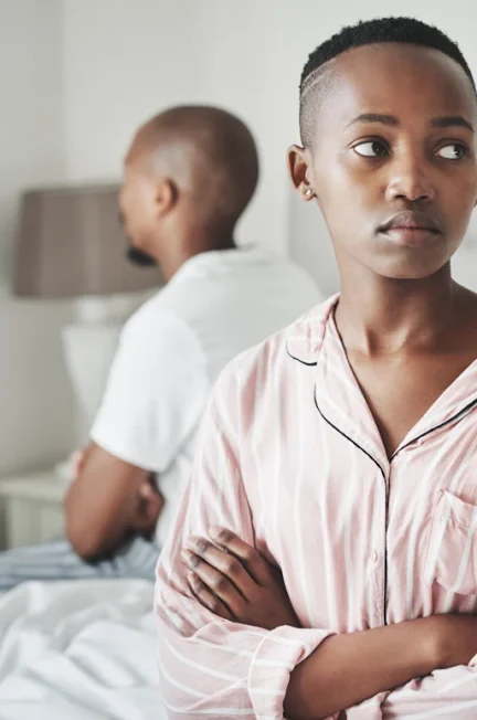 Une femme en tension avec son compagnon