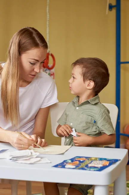 une maman qui prépare un enfant à la maternelle