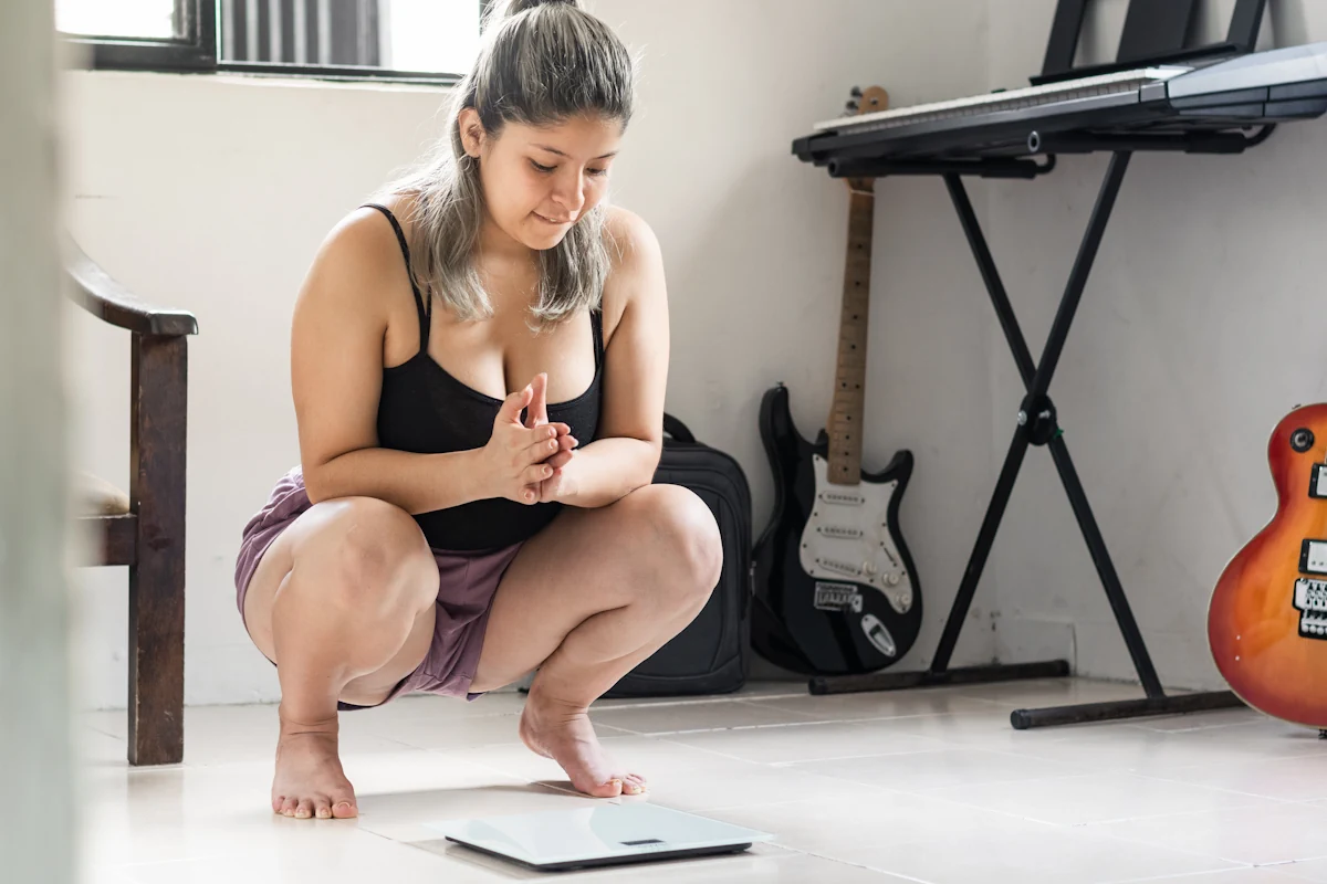 Une femme qui regarde une balance