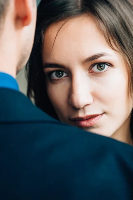 Un couple qui se prenne dans les bras