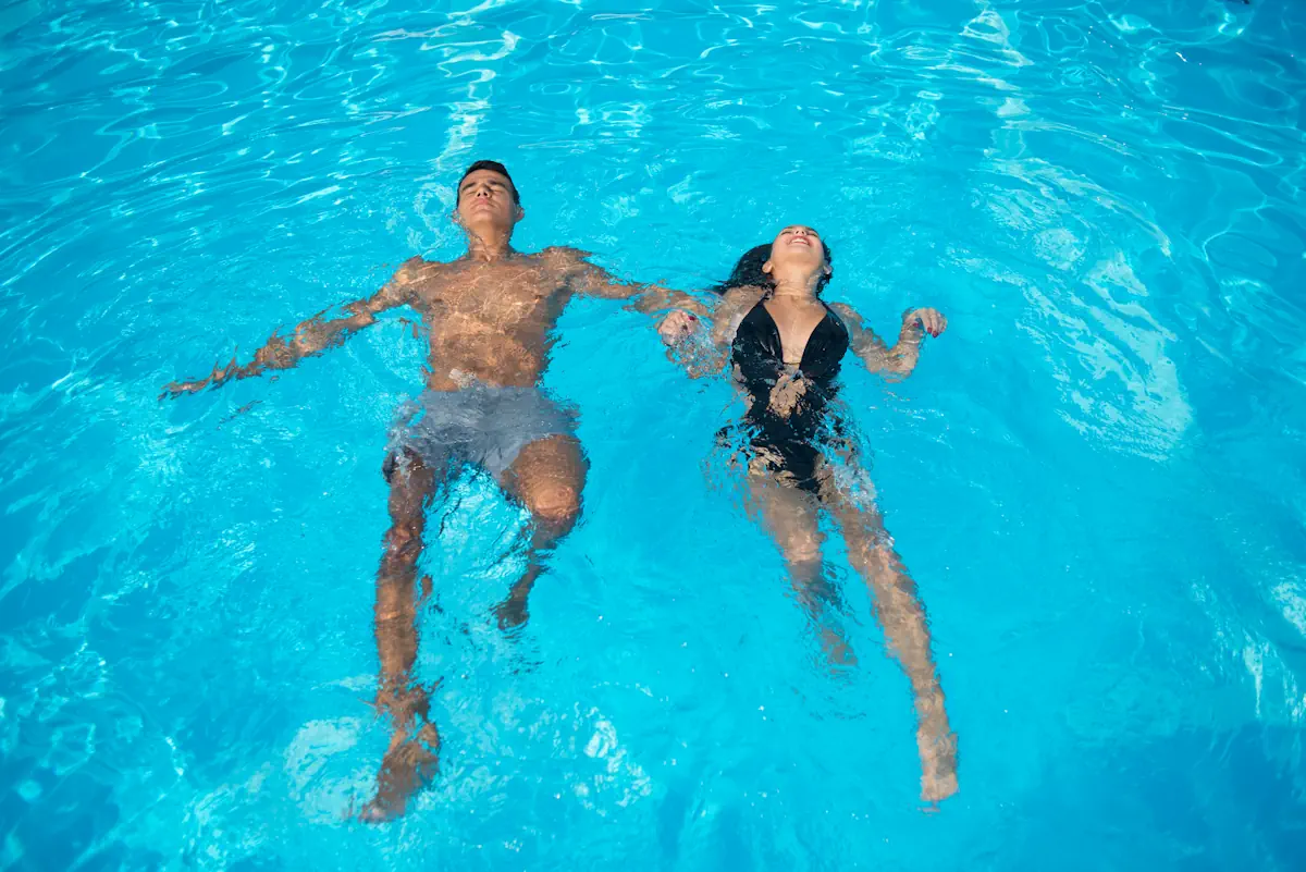 Un couple dans la piscine