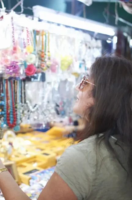 Une femme qui cherche un souvenirs de Thaïlande