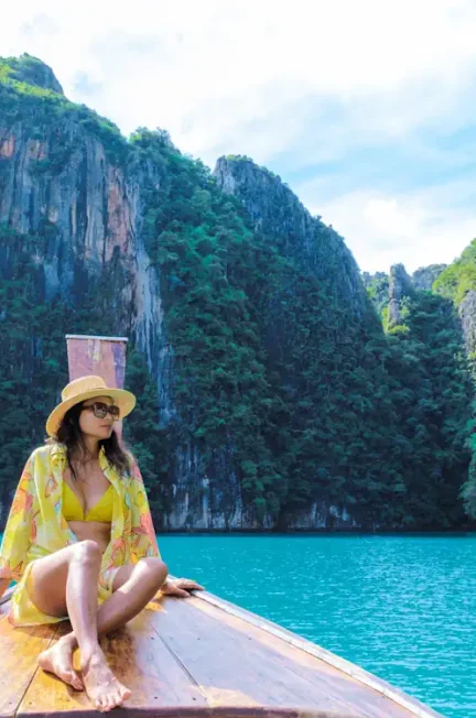 Une femme sur une barque qui visite la Thaïlande