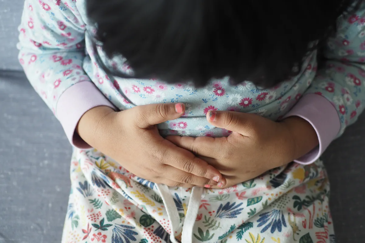 Un enfant qui souffre de maux de ventre