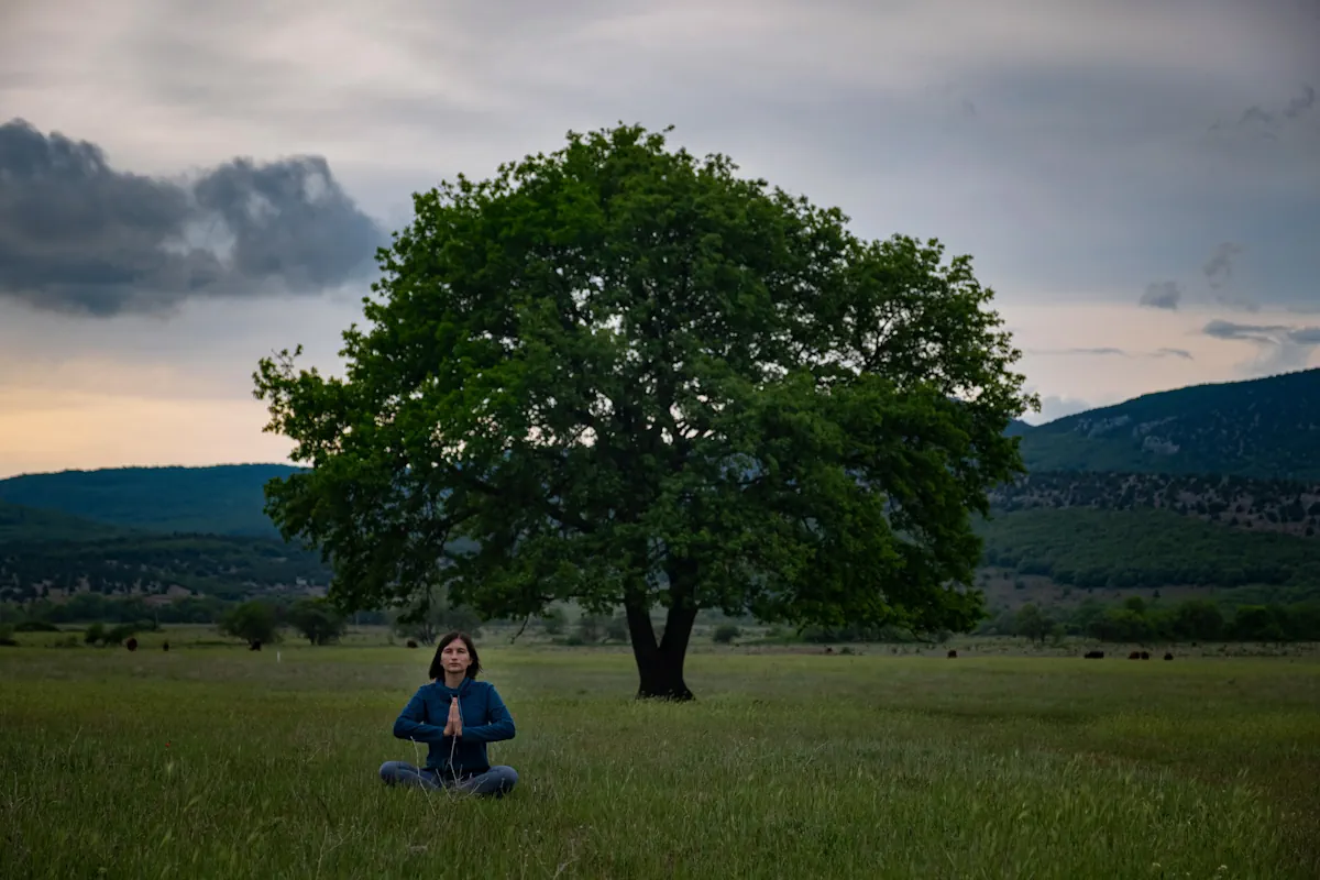 Une femme en pleine méditation