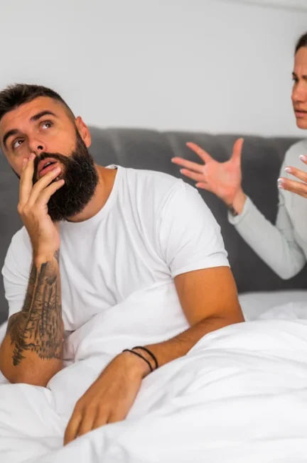 Un mari qui ignore sa femme dans le lit