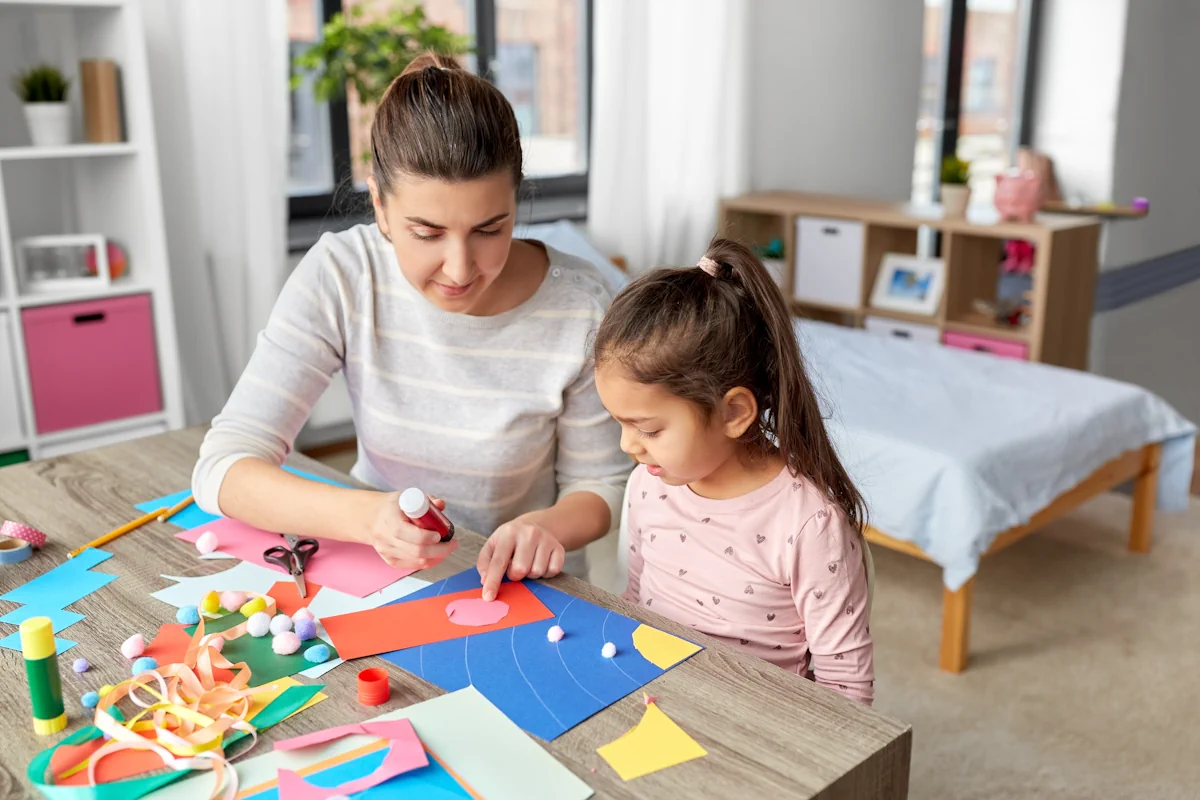 Une maman et une petite fille qui font du collage