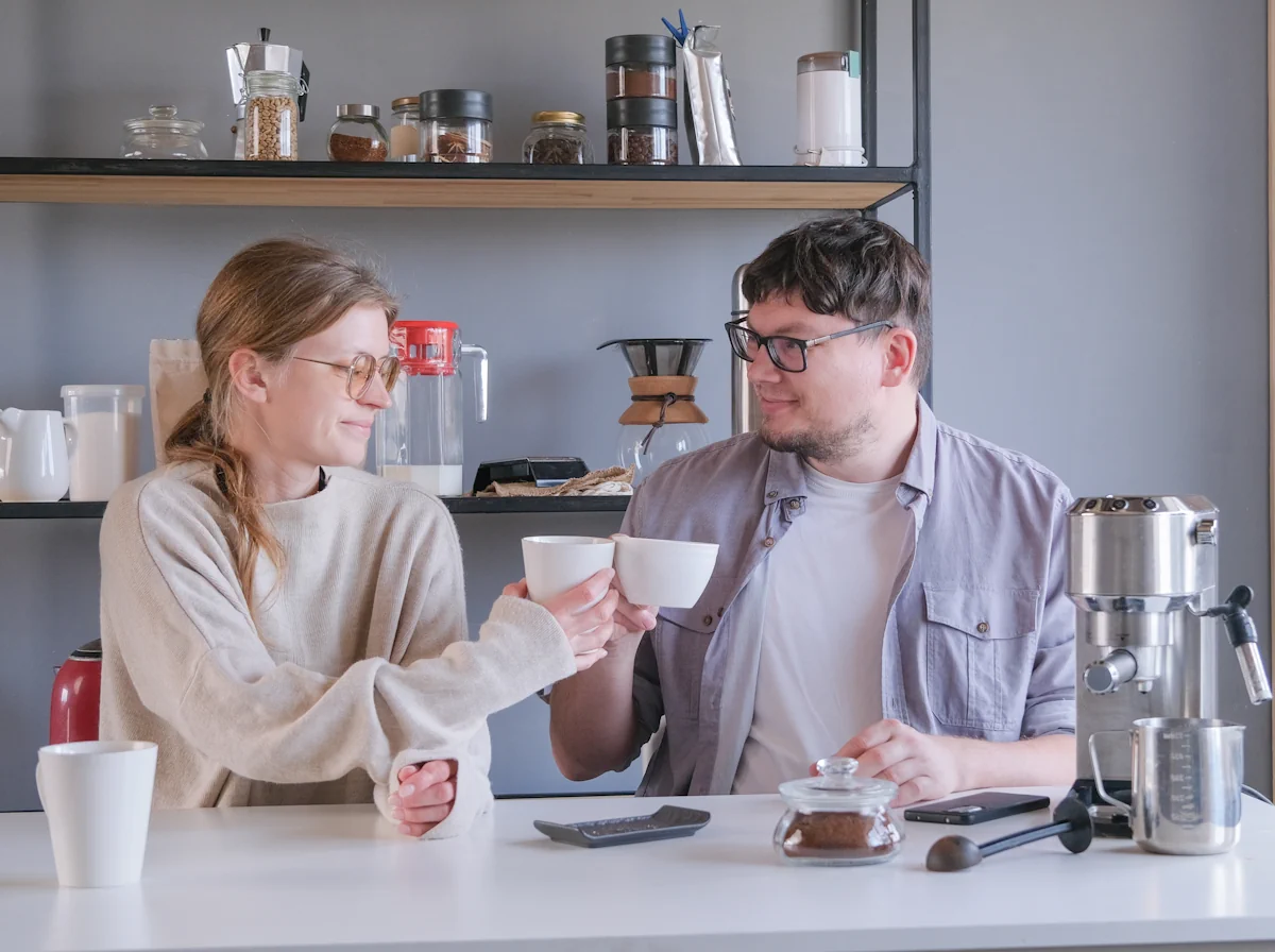 Un couple qui partage un café