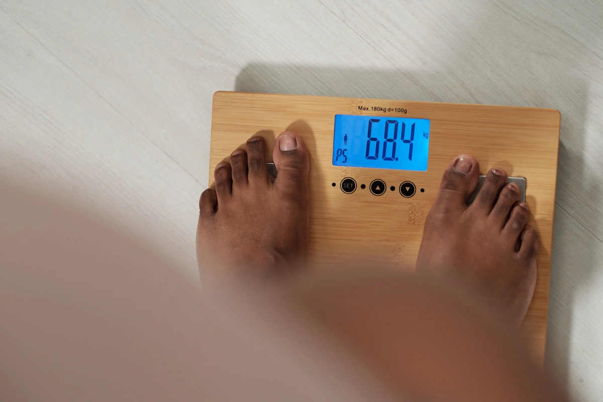 Une personne sur une balance