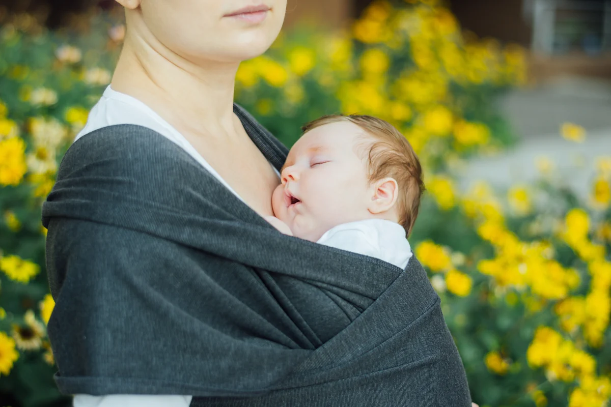 Un bébé porté en écharpe