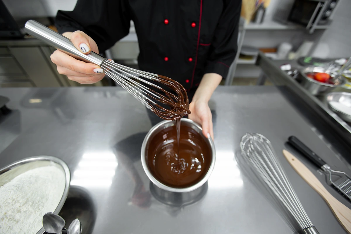 Un pâtissier qui prépare un fondant au chocolat