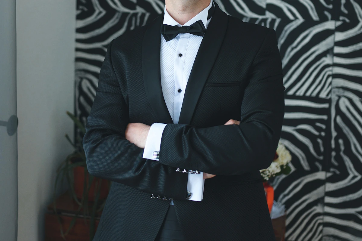 un homme en smooking noir