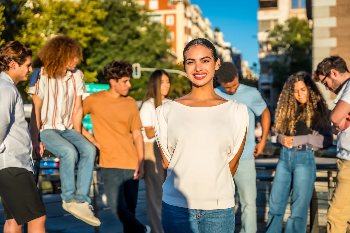 Une femme qui sourrit