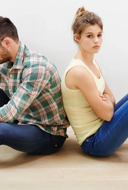 Un couple qui se tourne le dos